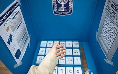 IDF soldiers take part in early voting process two days before the Knesset elections, on March 15, 2015. (IDF)