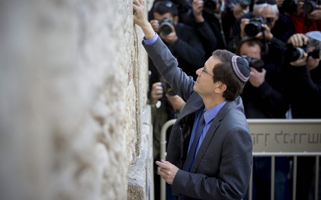 Zionist Union leader Isaac Herzog at the Western Wall in Jerusalem on March 15, 2015. (photo credit: Yonatan Sindel/Flash90)