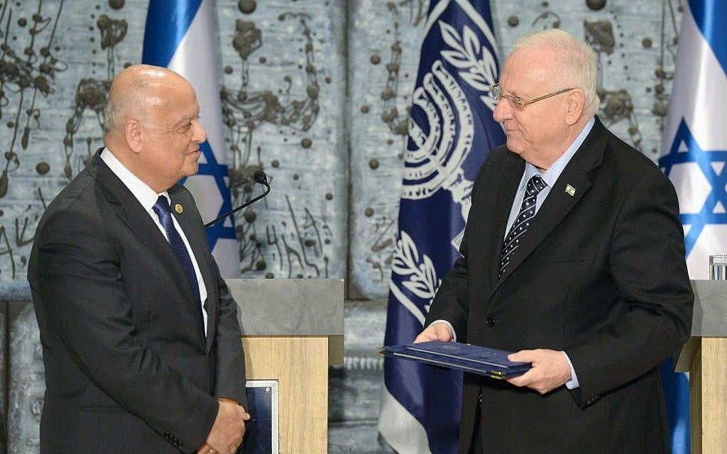 Central Elections Committee head Salim Joubran (L) and President Reuven Rivlin on March 25, 2015 (photo credit:  Mark Neyman/GPO)