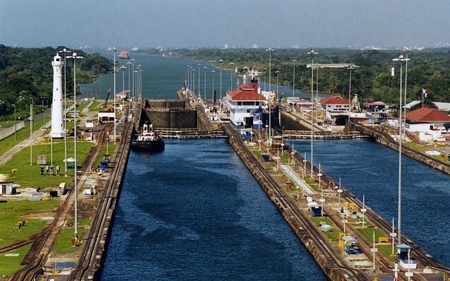 The Gatun Locks in the Panama Canal (photo credit: Stan Shebs) The Gatun Locks in the Panama Canal (photo credit: Stan Shebs)