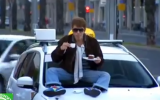 Yuval Semo as taxi driver Asher Ben Horin on 'Eretz Nehederet' (Courtesy YouTube screengrab)