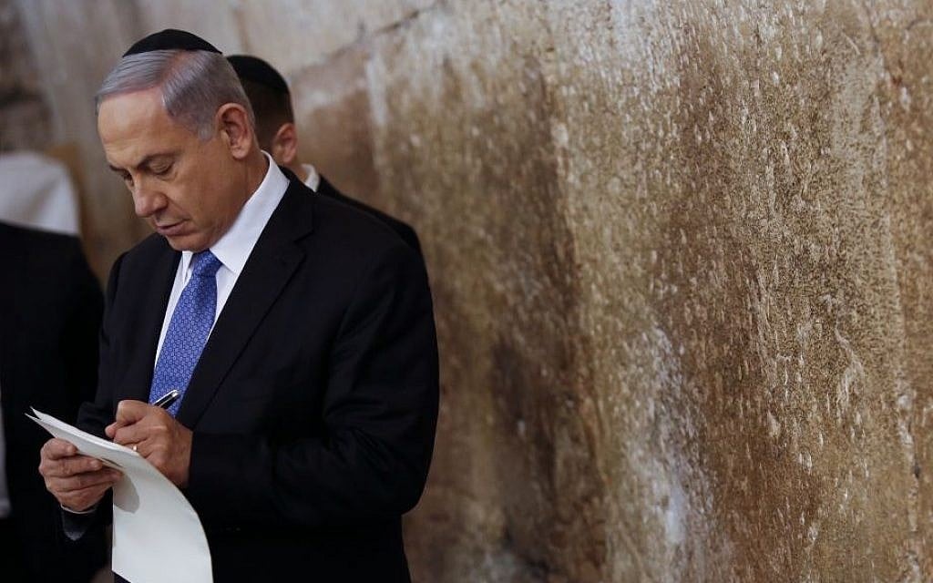 Israeli Prime Minister Benjamin Netanyahu visits the Western Wall in Jerusalem's Old City, a day after the Israeli general elections, March 18, 2015. (photo credit: Yonatan Sindel/FLASH90)
