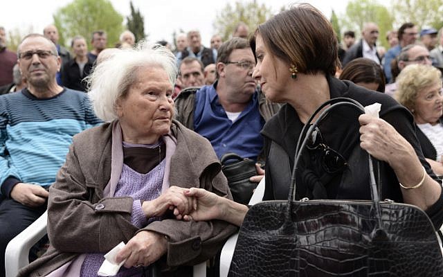 Lia Van Leer (left) shakes hands with Meretz MK Zahava Gal-On at the funeral of former MK Shulamit Aloni in Kfar Shmaryahu on Sunday, January 26, 2014. (photo credit: Tomer Neuberg/Flash90)