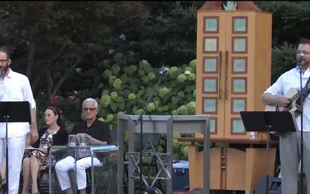 Outdoor Shabbat service at Temple Israel in West Bloomfield, Michigan, August 29, 2014 (screen capture: YouTube)