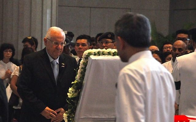 President Reuven Rivlin pays respects at lying in state of Lee Kuan Yew. (photo credit: Tomer Reichmann/Courtesy)