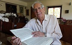 Israeli actor Chaim Topol at his home in Tel Aviv, June 16, 2014 (Yaakov Naumi/Flash90)