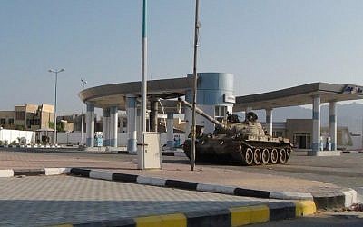 A picture taken on March 27, 2015 shows a tank in front of Aden's international airport main entrance (AFP / SALEH AL-OBEIDI)