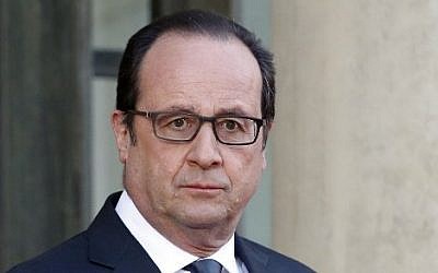 French President Francois Hollande waits for the Tunisian President on April 7, 2015 at the Elysee palace in Paris. (AFP / THOMAS SAMSON)