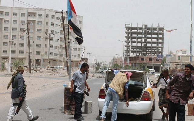 Armed Yemeni supporters of the separatist Southern Movement stand at a man-made checkpoint in the Mansura district of the southern Yemeni port city of Aden on April 9, 2015. (photo credit: AFP/SALEH AL-OBEIDI) Armed Yemeni supporters of the separatist Southern Movement stand at a man-made checkpoint in the Mansura district of the southern Yemeni port city of Aden on April 9, 2015. (photo credit: AFP/SALEH AL-OBEIDI)