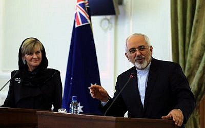 Iranian Foreign Minister Mohammad Javad Zarif (R) and his Australian counterpart Julie Bishop hold a press conference following a meeting in Tehran on April 18, 2015 (AFP PHOTO / ATTA KENARE)