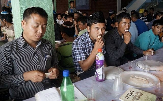 Hundreds of members of the Bnei Menashe community hold a model Passover seder in Churachandpur, in the Indian state of Manipur, Tuesday, March 31, 2015. (Jonathan Haukip/Shavei Israel)