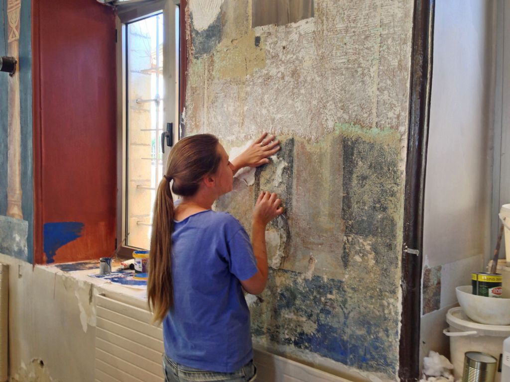 Restoration of the paintings in the Ades Synagogue in Jerusalem (photo credit: Ram Shoaf, courtesy of the IAA) Restoration of the paintings in the Ades Synagogue in Jerusalem (photo credit: Ram Shoaf, courtesy of the IAA)