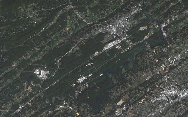 The Oak Ridge National Laboratory in Tennessee. Scientists there constructed a replica Iranian nuclear facility to better calculate Iran's capabilities. (Photo credit: US Geological Survey) The Oak Ridge National Laboratory in Tennessee. Scientists there constructed a replica Iranian nuclear facility to better calculate Iran's capabilities. (Photo credit: US Geological Survey)