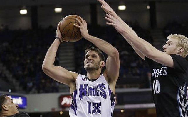 Sacramento Kings forward Omri Casspi drives to the basket between Minnesota Timberwolves players during the second half of an NBA game in Sacramento, California, on April 7, 2015. (Rich Pedroncelli/AP) Sacramento Kings forward Omri Casspi drives to the basket between Minnesota Timberwolves players during the second half of an NBA game in Sacramento, California, on April 7, 2015. (Rich Pedroncelli/AP)