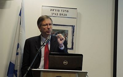 Bob O‘Dell, co-founder of Root Source, presents his findings on blood moons and his calculated date of the Exodus from Egypt: April 10, 1579 BCE. (Melanie Lidman/Times of Israel)