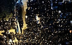 Thousands attend the funeral of Rabbi Shmuel Wosner in the ultra-Orthodox city of Bnei Brak, April 4, 2015. (Flash90)
