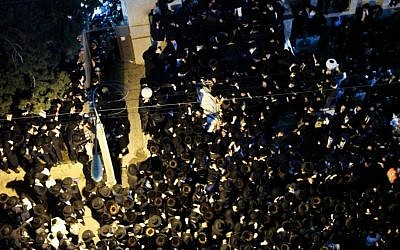 Thousands attend the funeral of Rabbi Shmuel Wosner in the ultra-Orthodox city of Bnei Brak, April 4, 2015. (Flash90)