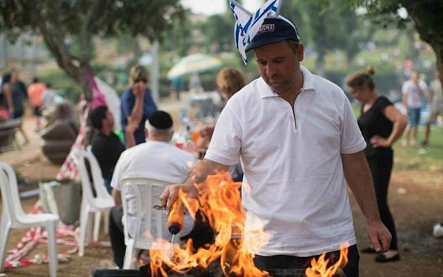 Israelis barbecue during the celebration of Israel's 66th Independence Day, Jerusalem, May 6, 2014. (photo credit: Yonatan Sindel/Flash90) Israelis barbecue during the celebration of Israel's 66th Independence Day, Jerusalem, May 6, 2014. (photo credit: Yonatan Sindel/Flash90)