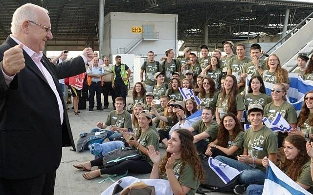 Illustrative photo: President Reuven Rivlin welcomes new immigrants from the US and Canada at Ben Gurion Airport, August 12, 2014. The arrivals, on a Nefesh B'Nefesh 'Soldiers Flight', were set to join the Israel Defense Forces. (Photo credit: Mark Neyman/GPO/ FLASH90) Illustrative photo: President Reuven Rivlin welcomes new immigrants from the US and Canada at Ben Gurion Airport, August 12, 2014. The arrivals, on a Nefesh B'Nefesh 'Soldiers Flight', were set to join the Israel Defense Forces. (Photo credit: Mark Neyman/GPO/ FLASH90)