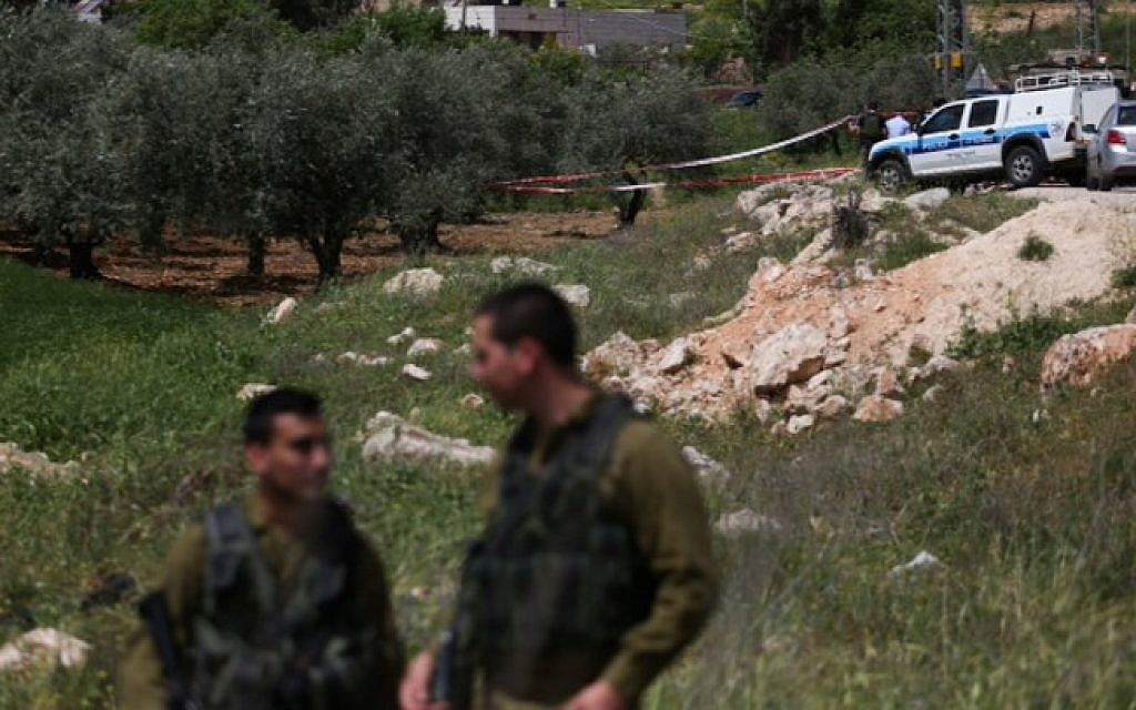 Israeli soldiers at the scene where two IDF soldiers were stabbed near the West Bank settlement of Shilo on April 08, 2015. (photo credit: FLASH90)