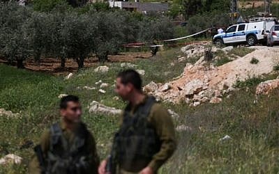 Israeli soldiers at the scene where two IDF soldiers were stabbed near the West Bank settlement of Shilo on April 08, 2015. (photo credit: FLASH90)