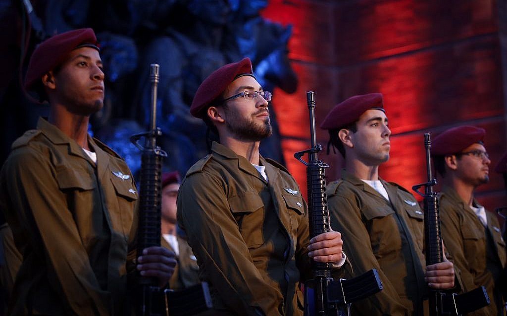 Israeli soldiers stand below a monument at a ceremony held at the Yad Vashem Holocaust Memorial Museum in Jerusalem, as Israel marks annual Holocaust Remembrance Day. April 15, 2015. (photo credit: Yonatan Sindel/Flash90)