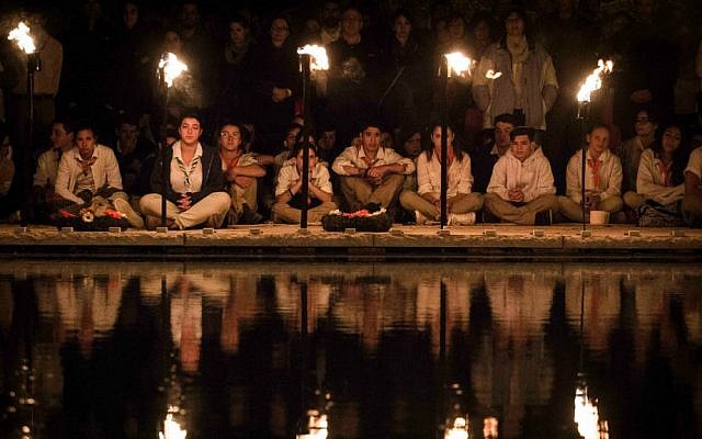 Israeli Scouts light torches during a ceremony commemorating fallen Israeli soldiers on the eve of Memorial Day at the Mount Herzl military cemetery in Jerusalem, April 21, 2015. (Hadas Parush/Flash90)