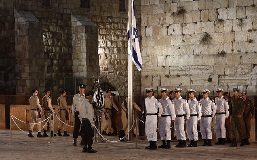 The Memorial Day ceremony at the Western Wall on April 21, 2015 (Photo credit: Yonatan Sindel/Flash90)