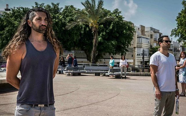 Israelis stand still as a two-minute siren sounds across Israel marking Memorial Day for Israel's fallen soldiers, in Tel Aviv, April 22, 2015. (Danielle Shitrit/Flash90)