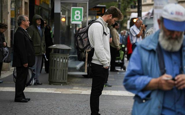 Israelis stand still as a two-minute siren sounds across Israel marking Memorial Day for fallen soldiers and terror victims, Jerusalem, April 22, 2015. (Hadas Parush/Flash90)