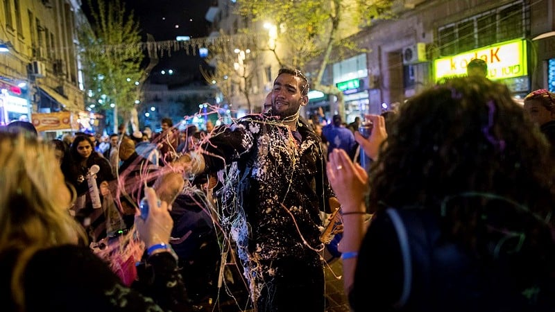 Israelis play with "snow spray", on the streets of Jerusalem, as Israel's celebrates its 67th Independence Day on April 22, 2015. (Photo credit: Yonatan Sindel/Flash90) Israelis play with "snow spray", on the streets of Jerusalem, as Israel's celebrates its 67th Independence Day on April 22, 2015. (Photo credit: Yonatan Sindel/Flash90)