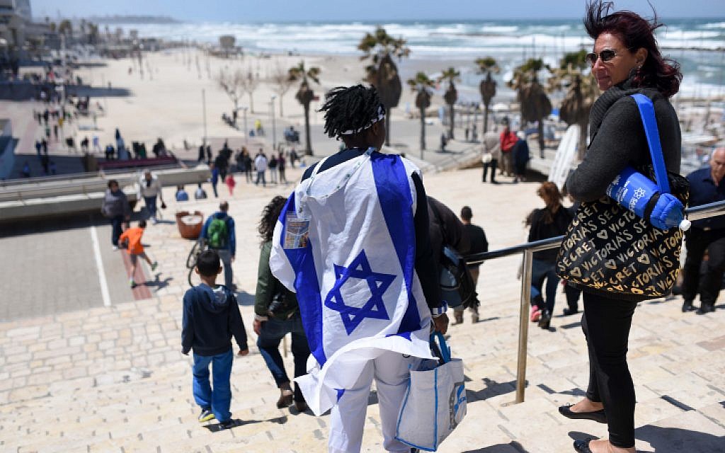 Israelis watching an aerial demonstration over a Tel Aviv beach by Israeli Air Force planes on Israel's 67th Independence Day, April 23, 2015. ׂ(Ben Kelmer/Flash90)