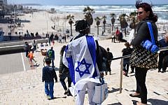 Israelis watching an aerial demonstration over a Tel Aviv beach by Israeli Air Force planes on Israel's 67th Independence Day, April 23, 2015. ׂ(Ben Kelmer/Flash90)