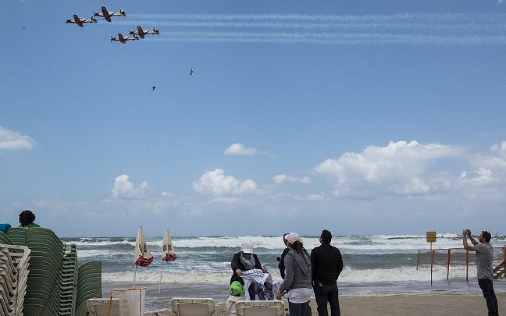 Israelis watching a demonstration of the Israeli Air Force on the 67th Independence Day of Israel over the beach in Tel Aviv on April 23, 2015 (Photo credit: Danielle Shitrit/Flash90)