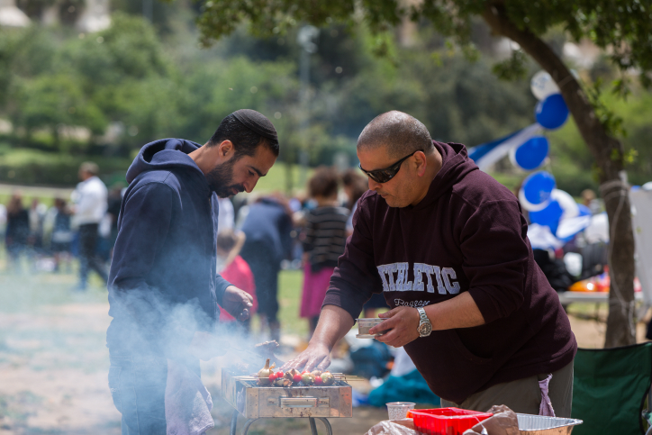Israelis barbecue during the celebration of the 67th Independence Day of Israel in Jerusalem on April 23, 2015. (Photo credit: Yonatan Sindel/Flash90) Israelis barbecue during the celebration of the 67th Independence Day of Israel in Jerusalem on April 23, 2015. (Photo credit: Yonatan Sindel/Flash90)