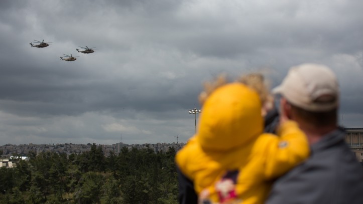 Israelis watch a demonstration of the Israeli Air Force on the 67th Independence Day of Israel over the Knesset in Jerusalem on April 23, 2015. (Photo credit: Yonatan Sindel/Flash90) Israelis watch a demonstration of the Israeli Air Force on the 67th Independence Day of Israel over the Knesset in Jerusalem on April 23, 2015. (Photo credit: Yonatan Sindel/Flash90)