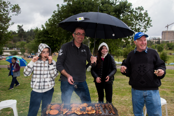 A group of Israelis enjoy a barbecue in the park despite the inclement weather to celebrate the 67th Independence Day of Israel in Jerusalem on April 23, 2015. (Photo credit: Yonatan Sindel/Flash90) A group of Israelis enjoy a barbecue in the park despite the inclement weather to celebrate the 67th Independence Day of Israel in Jerusalem on April 23, 2015. (Photo credit: Yonatan Sindel/Flash90)