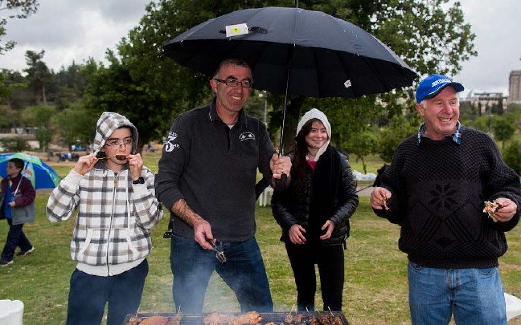 Israelis barbecue during the celebrations of the 67th Independence Day of Israel in Jerusalem on April 23, 2015 (Photo credit: Yonatan Sindel/Flash90)