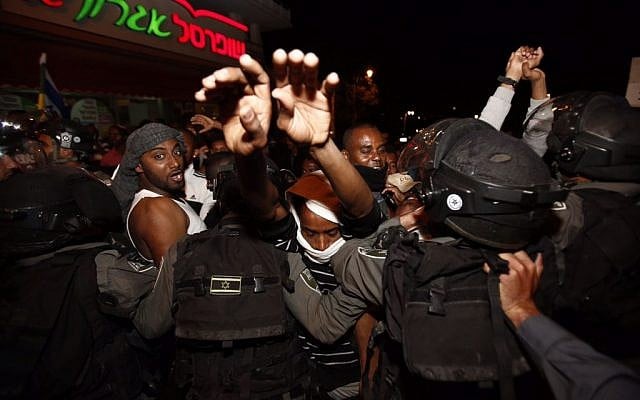 Hundreds of Israelis of Ethiopian origin clash with police at a protest in Jerusalem, called to highlight alleged violence and racism against the community by police, April 30, 2015. (Photo credit: Yonatan SIndel/FLASH90)