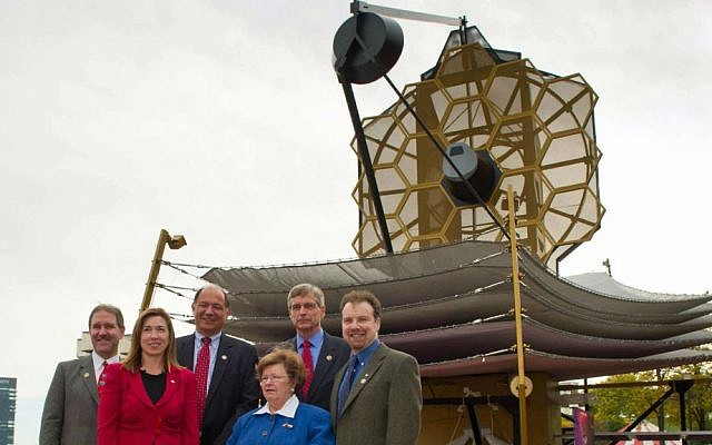 NASA, space science industry and government officials are seen in front of a full-size model of NASA's James Webb Space Telescope at the Maryland Science Center in Baltimore. (NASA/Carla Cioffi/Wikipedia)