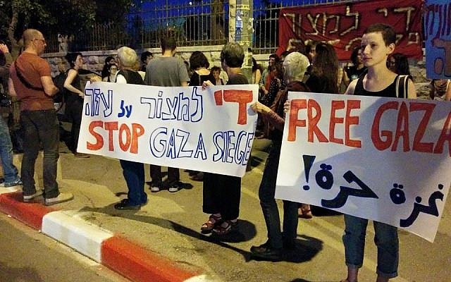 File: Israeli activists demonstrate across from the Prime Minister's Residence demanding to end the blockade on Gaza, April 29, 2015 (photo credit: Free Jerusalem Facebook page) File: Israeli activists demonstrate across from the Prime Minister's Residence demanding to end the blockade on Gaza, April 29, 2015 (photo credit: Free Jerusalem Facebook page)