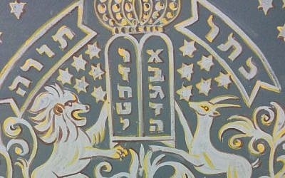 Detail of a wall painting in the women's section of the Ades Synagogue, painted by Yaakov Stern in 1912. (photo credit: Ilan Ben Zion/Times of Israel staff)