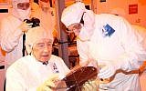 Former president Shimon Peres in  the  'cleanroom' fabrication facility in Intel's Kiryat Gat facility (Sivan Faraj)