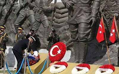 Britain's Prince Charles places a wreath at a Turkish monument during the Turkish International Service at Mehmetcik Abide in the Gallipoli Peninsula, Turkey, Friday, April 24, 2015. (photo credit: AP/Burhan Ozbilici) 