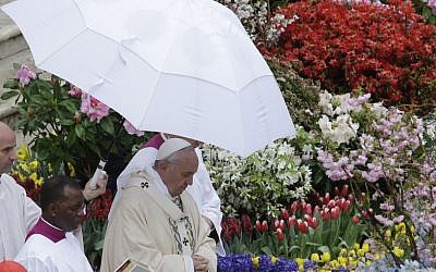 Pope Francis celebrates Easter mass, in St. Peter's square at the Vatican, Sunday, April 5, 2015. (photo credit: AP Photo/Alessandra Tarantino)
