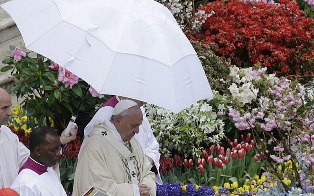 Pope Francis celebrates Easter mass, in St. Peter's square at the Vatican, Sunday, April 5, 2015. (photo credit: AP Photo/Alessandra Tarantino) Pope Francis celebrates Easter mass, in St. Peter's square at the Vatican, Sunday, April 5, 2015. (photo credit: AP Photo/Alessandra Tarantino)