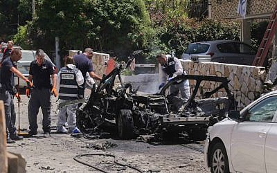 Illustrative: Police at the scene where a car bomb went off in Givatayim near Tel Aviv on April 26, 2015, injuring three people. Police believe that the blast was criminally motivated. (Flash90)