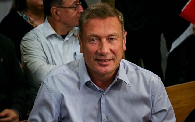 Former chairman of IDB Group Nochi Dankner (l) at Tel Aviv District Court on April 12, 2015. (photo credit: Flash90)