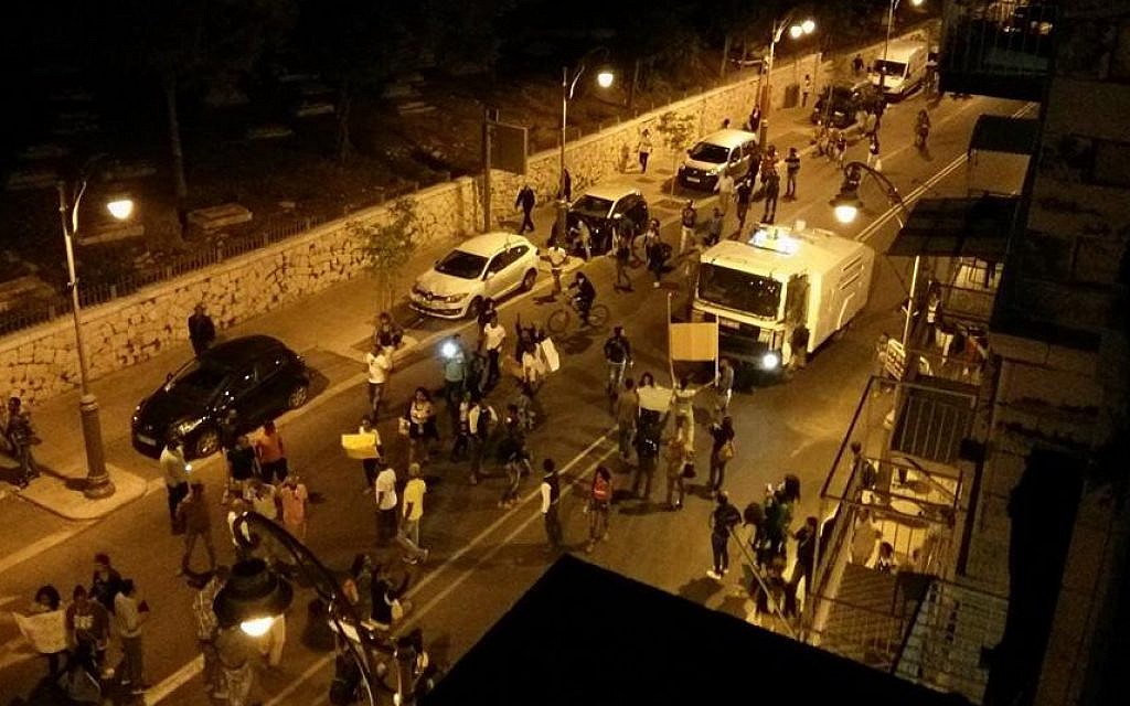 Ethiopian Israelis clash with police officers at the bottom of Agron  Street in Jerusalem, on Thursday, April 30, 2015. (Photo credit: Ilana Brown)