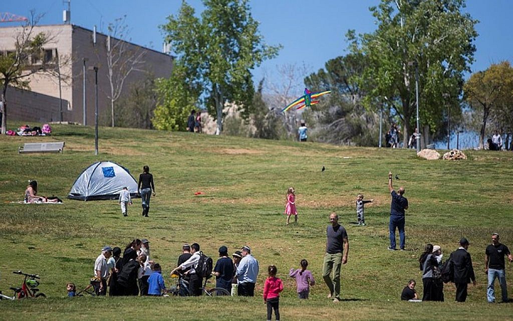 People visit at Sacher park in Jerusalem, during the Passover holiday, April 5, 2015.  (Photo credit: Yonatan Sindel/Flash90)